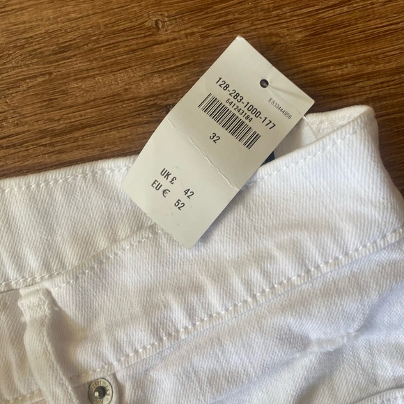 A&F Men’s White Shorts - Picture 5 of 5
